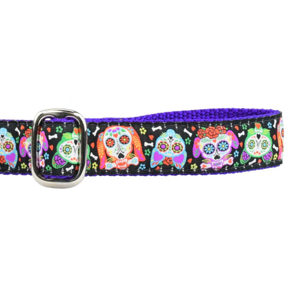 Close-up of 2 Hounds Design dog leash handle with adjustable handle – Dia de los Muertos theme, colorful sugar skulls on black background