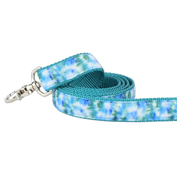Close-up of  teal tie-dye velvet dog leash with silver hardware by 2 Hounds Design